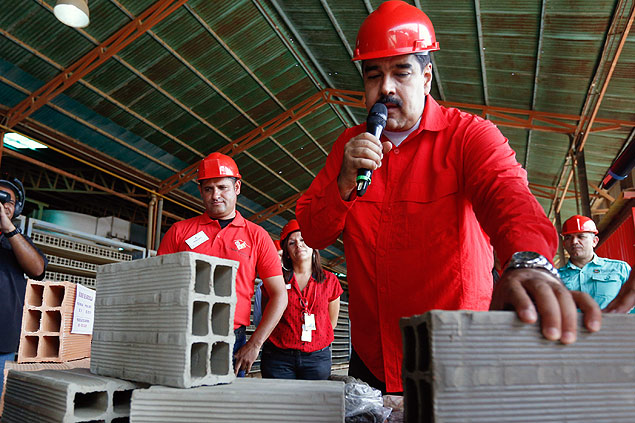 O presidente da Venezuela, Nicols Maduro, faz visita a fbrica de tijolos em Barquisimeto na quinta