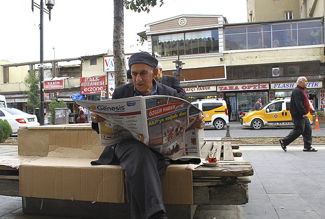 Homem l jornal em Diyarbakir, na Turquia; imprensa do pas  censurada por Recep Tayyip Erdogan
