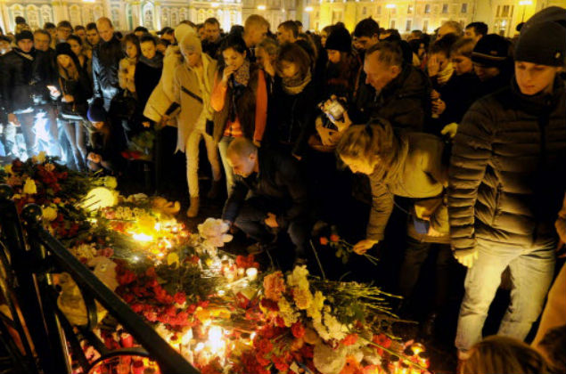 Moradores de So Petersburgo acendem velas na cidade em homenagem s vtimas da queda do avio