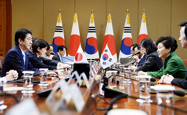 Japanese Prime Minister Shinzo Abe (L) talks with South Korean President Park Geun-Hye (R) during their meeting at the presidential house in Seoul, South Korea, November 2, 2015. Park and Abe agreed on Monday to try to resolve as soon as possible a row over 