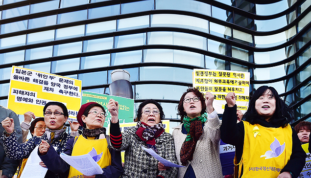 South Korean former "comfort woman" Lee Yong-Soo (C), who was forcibly recruited to work in Japanese wartime military brothels, and her supporters demonstrate near the Japanese embassy in Seoul on October 30, 2015. Lee urged Japanese Prime Minister Shinzo Abe to make a sincere apology and offer proper compensation during his upcoming trip to Seoul for a summit with South Korean President Park Geun-Hye. AFP PHOTO / JUNG YEON-JE ORG XMIT: JYJ350