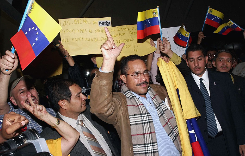 O ex-embaixador da Venezuela Vladimir Villegas ao deixar a Cidade do Mxico