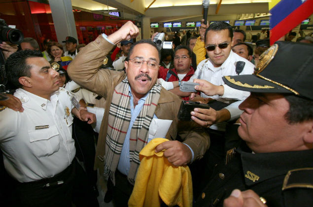 O ex-embaixador da Venezuela no Mxico Vladimir Villegas, ao deixar a capital mexicana
