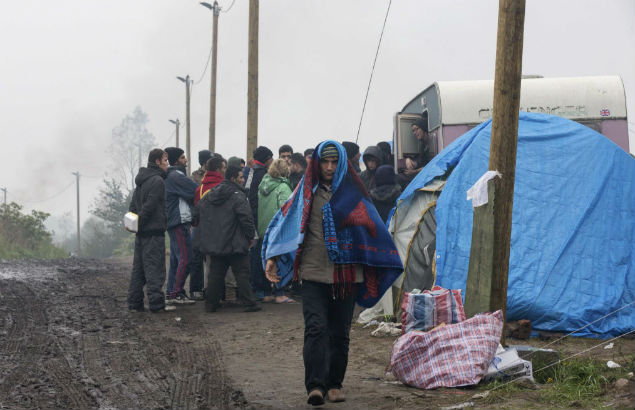 Migrante na 'Selva de Calais' após receber cobertor de voluntários