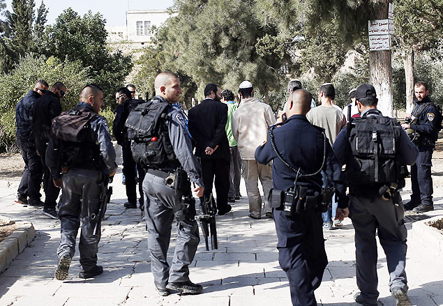 A group of Jews, escorted by Israeli police walk in the gardens of the Al -Aqsa mosque compound, sacred for Muslims and Jews, in Jerusalem's Old City, on November 3, 2015. AFP PHOTO / THOMAS COEX ORG XMIT: TCX341