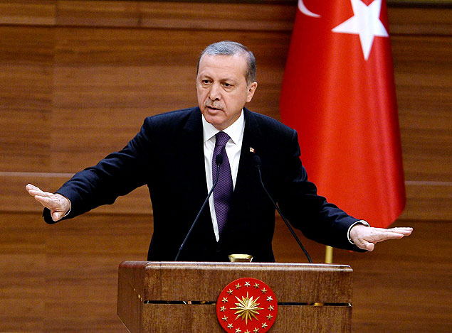 Turkish President Recep Tayyip Erdogan delivers a speech during the mukhtars meeting at the presidential palace in Ankara on November 4, 2015. Turkish President Recep Tayyip Erdogan on November 4 vowed to press ahead with a military campaign against Kurdish militants after his ruling party swept back to power in a weekend election. AFP PHOTO / ADEM ALTAN ORG XMIT: 210