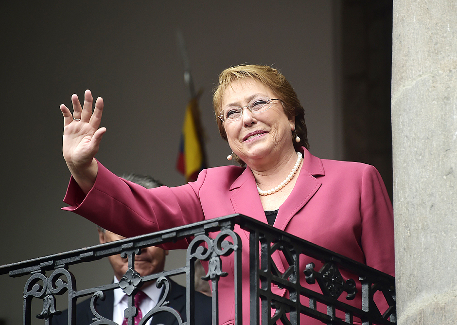 Michelle Bachelet acena de palcio presidencial em Quito, durante visita ao Equador, em outubro