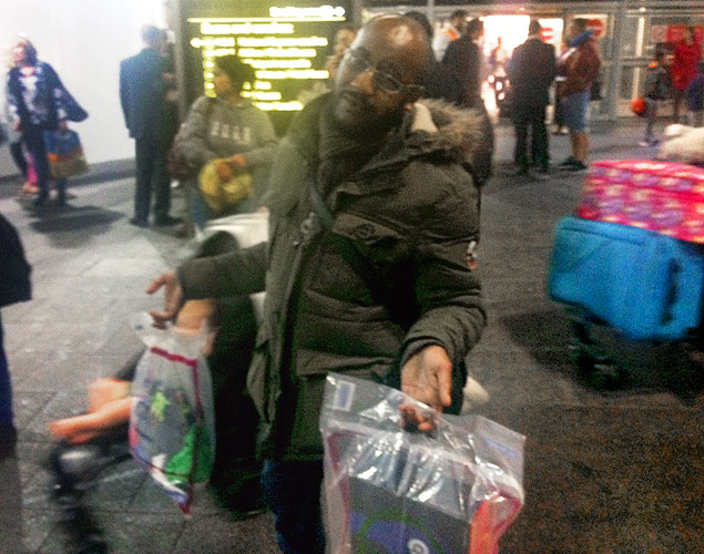 Britnico Leroi John, 45, voltou do Egito com uma bolsa e duas sacolasCrdito: Leandro Colon