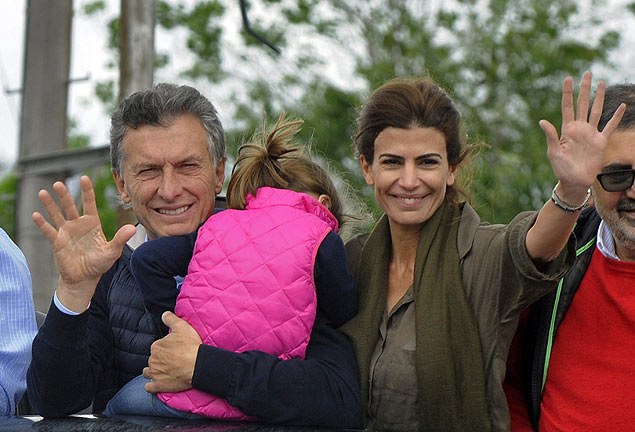 O candidato opositor argentino, Mauricio Macri, faz campanha ao lado da mulher, Juliana, em Jujuy