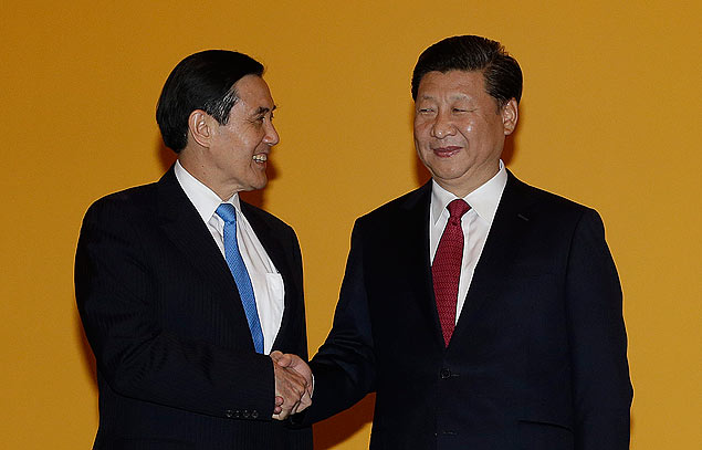 Presidentes de Taiwan, Ma Ying-jeou (esq.), e da China, Xi Jinping, trocam aperto de mão