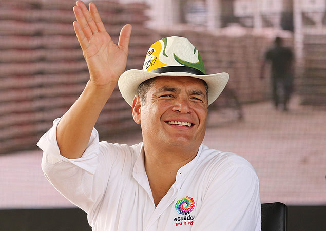 Rafael Correa, durante evento com apoiadores, em Quito; presidente lana ataca neoliberais em livro 