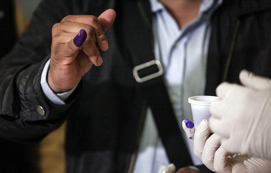 Funcionrio do Conselho Nacional Eleitoral (CNE) da Venezuela testa tinta que ser usada nas eleies do dia 6 de dezembro