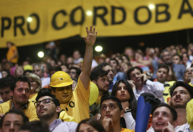 Apoiadores do oposicionista Mauricio Macri participam de comício em Córdoba antes do primeiro turno