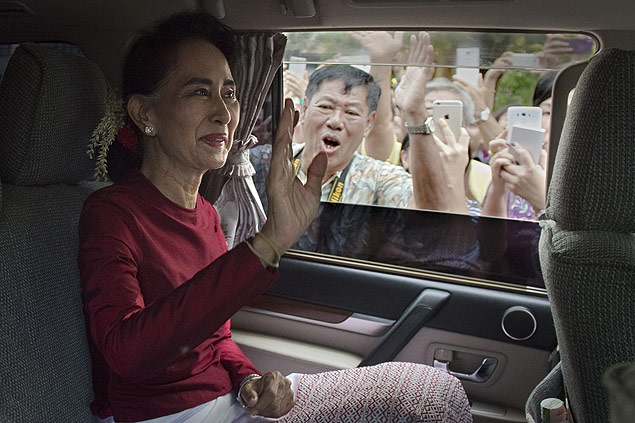 Myanmar opposition leader and head of the National League for Democracy (NLD) Aung San Suu Kyi leaves her house to cast her vote at a polling station in Yangon on November 8, 2015. The historic poll could see Suu Kyi's opposition launched to power after decades of army rule. AFP PHOTO / Nicolas ASFOURI ORG XMIT: ASF168