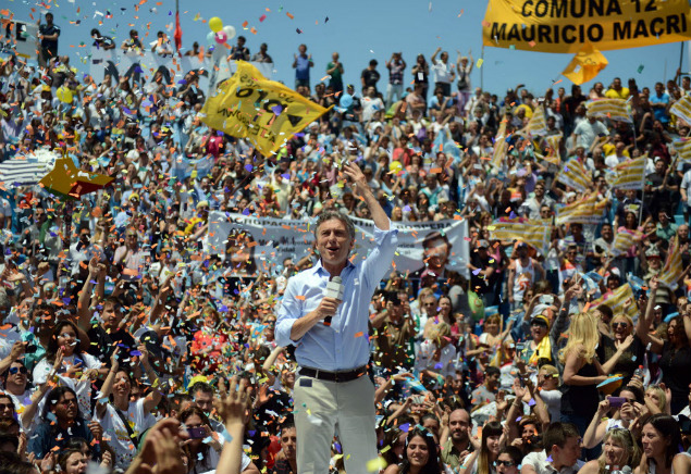 O candidato oposicionista  Presidncia, Mauricio Macri, discursa durante comcio na capital argentina no sbado (7)