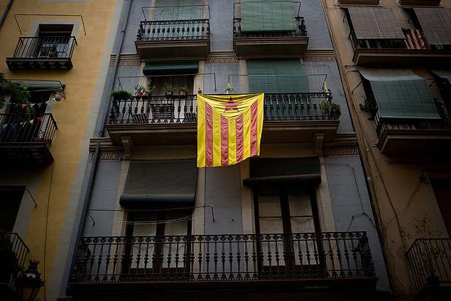 (150927) -- BARCELONA, septiembre 27, 2015 (Xinhua) -- Una bandera cuelga de un balcn durante las elecciones regionales, en Barcelona, Espaa, el 27 de septiembre de 2015. De acuerdo con informacin de la prensa local, los residentes estn convocados a votar en las elecciones regionales de Catalua para elegir a los miembros del Parlamento cataln. (Xinhua/Jordi Boixareu/ZUMAPRESS) (da) (fnc)