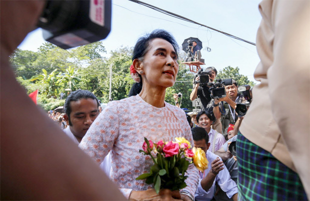 LBB11077. Yangon (Myanmar), 09/11/2015.- Myanmar opposition leader Aung San Suu Kyi (C), chairperson of the National League for Democracy (NLD) party, arrives at the NLD headquarters to deliver a speech, in Yangon, Myanmar, 09 November 2015. Myanmar opposition leader Aung San Suu Kyi hints at victory in her first address since the polls closed a day earlier. 'It is too early to congratulate our candidates that will be victors,' she said at the headquarters of her National League for Democracy party, 'but I think you all have an idea of the results.' She asked her supporters to not be boastful if they win or make the losers 'feel bad.' (Elecciones, Birmania) EFE/EPA/LYNN BO BO ORG XMIT: LBB11077