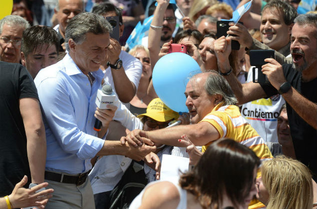 Mauricio Macri durante comcio em Buenos Aires, no dia 7