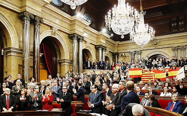Catalonia's regional government reacts after voting in favor of a resolution to split from Spain at Parlament de Catalunya in Barcelona, Spain, November 9, 2015. The declaration on secession, the first step which pro-independence parties hope will lead to the northeastern region splitting from Spain within 18 months, was backed by a majority in the regional parliament. REUTERS/Albert Gea ORG XMIT: BAR101