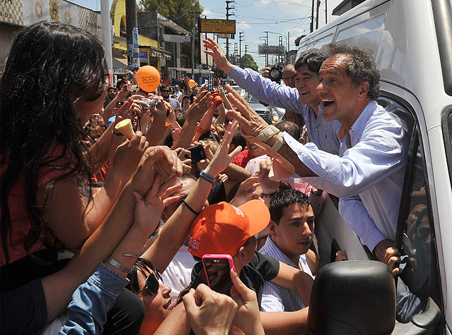 Scioli faz campanha em Ituzaing, arredores de Buenos Aires; votao do governista na regio foi aqum do esperado