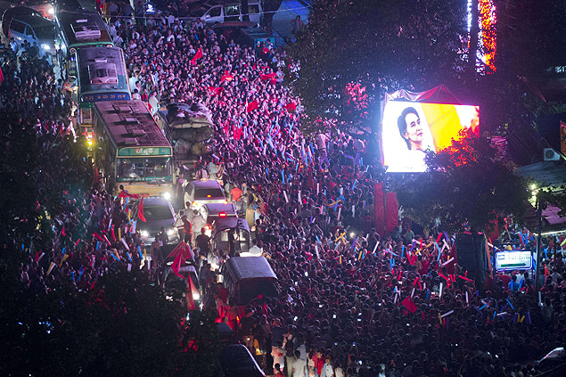 TOPSHOTS A huge crowd gathers outside the headquarters of National League of Democracy (NLD) party displaying a huge portrait of Myanmar opposition leader Aung San Suu Kyi in Yangon on November 9, 2015. Aung San Suu Kyi's opposition party on November 9, said they are on course to claim more than 70 percent of seats after Myanmar's poll, a gain that could bring a major power shift from the military. AFP PHOTO / ROMEO GACAD ORG XMIT: RMG3650