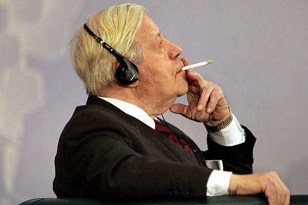 Ex-chanceler Helmut Schmidt fuma ao participar de debate no Ministrio de Relaes Exteriores