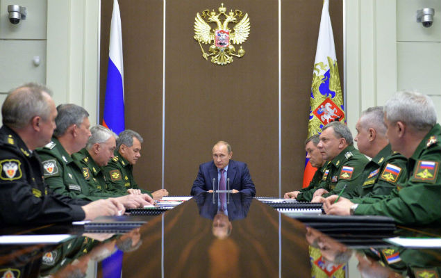 Vladimir Putin durante reunio com chefes militares no complexo de Bocharov Ruchei, em Sochi