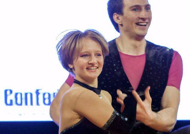 Katerina Tikhonova (esq.), filha de Vladimir Putin dana durante competio de dana na Polnia
