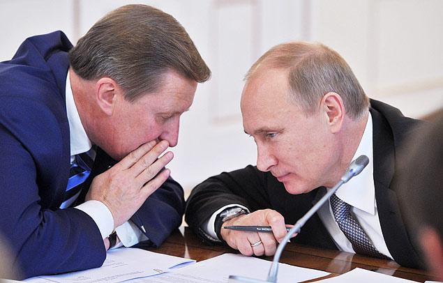 Presidente Putin (dir.) conversa com chefe da Casa Civil, Sergei B. Ivanov, durante evento em Moscou