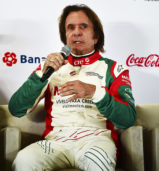 Brazilian former F1 world champion Emerson Fittipaldi speaks during a press conference after the inauguration of the Hermanos Rodriguez Racetrack in Mexico City, on October 3, 2015. Mexico will hold its Formula 1 Grand Prix on November 1. AFP PHOTO / RONALDO SCHEMIDT ORG XMIT: RSA839