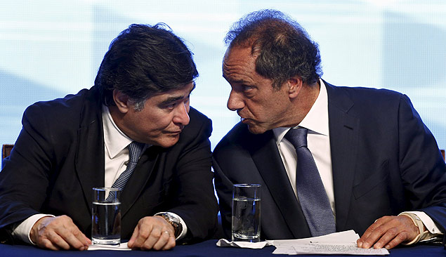O candidato governista Daniel Scioli (dir.) conversa com seu vice, Carlos Zannini, em Buenos Aires 