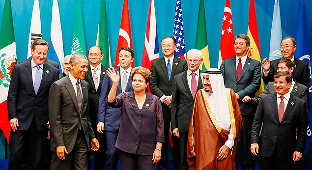 Ao lado de Obama, Dilma acena em foto oficial da cpula do G20 em Brisbane (Austrlia), em 2014
