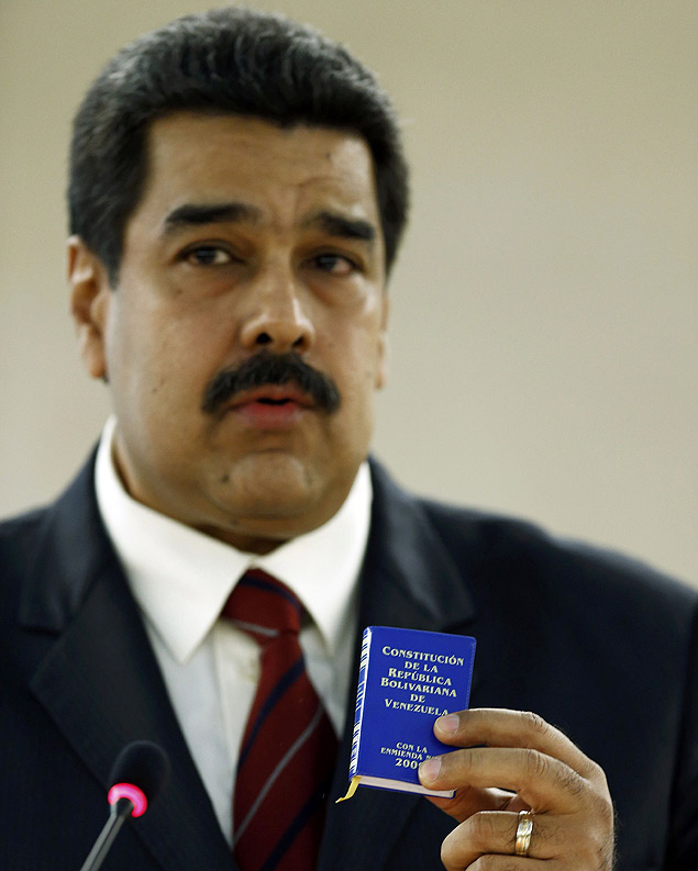 Venezuela's President Nicolas Maduro shows the constitution of Venezuela during his speech at the United Nations Human Rights Council in a special session in Geneva, Switzerland November 12, 2015. REUTERS/Denis Balibouse ORG XMIT: RSP09
