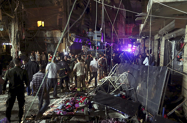 Moradores da regio sul de Beirute observam dano causado na rea pelo ataque de dois homens-bomba 