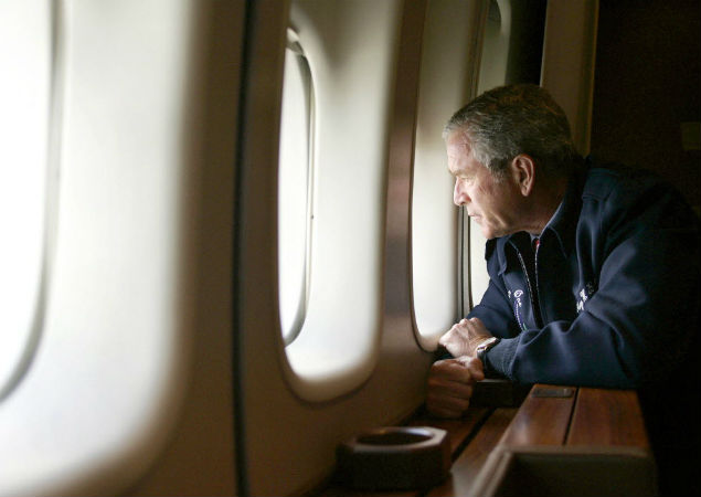 Do avio presidencial, George W. Bush v os danos causados pelo furaco Katrina, em 2005