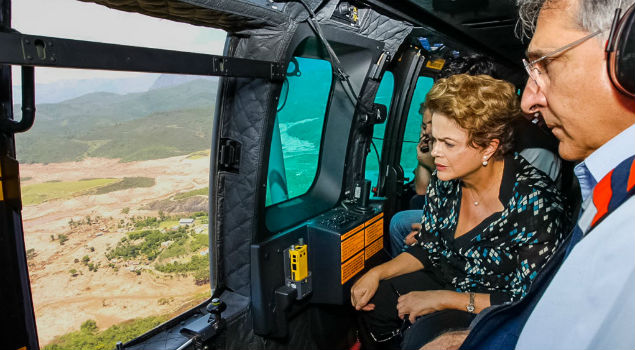 A presidente Dilma Rousseff sobrevoa reas atingidas pelo rompimento das barragens