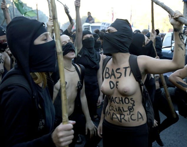 Mulheres protestam em frente ao Congresso argentino na manifestao 