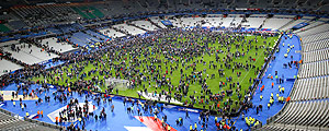 Torcedores invadem campo do Stade de France após explosões na sexta-feira (13) – Michel Euler/Associated Press