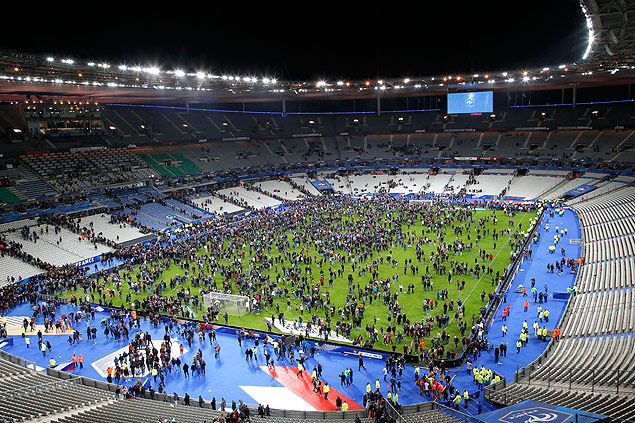 Torcedores invadem o campo do Stade de France aps o jogo entre Frana e Alemanha