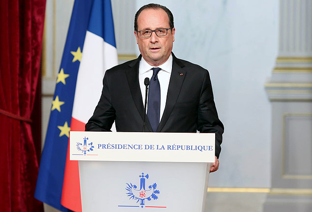 In this handout picture receivced from the French Presidents office French president Francois Hollande adresses the nation on November 13, 2015 after a series of gun attacks occurred across Paris as well as explosions outside the national stadium where France was hosting Germany. French President Francois Hollande said Friday he had declared a state of emergency across the country after simultaneous attacks in Paris left at least 39 people dead. AFP PHOTO / PRESIDENCE DE LA REPUBLIQUE / CHRISTELLE ALIX RESTRICTED TO EDITORIAL USE - MANDATORY CREDIT 