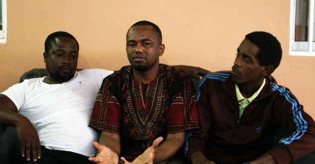 Os ativistas Leonardo Kossengue, Magno Domingos e Ermo Rebelo (esq. para dir.), do Central Angola