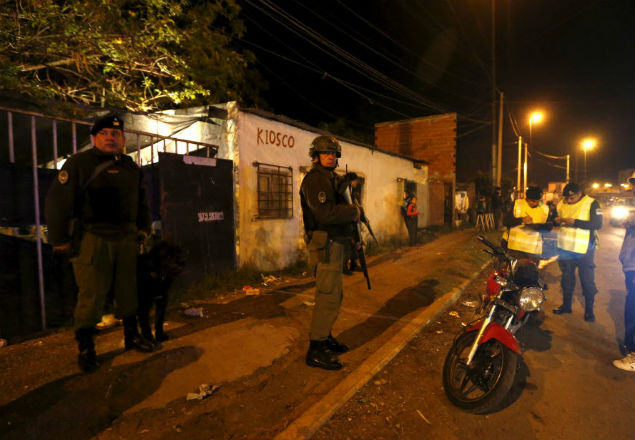 Policiais do batida na favela de Villa Banana, periferia de Rosario