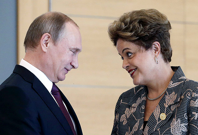 A presidente Dilma Rousseff cumprimenta o colega russo, Vladimir Putin, antes da reunio dos BRICS na Turquia no domingo (15)