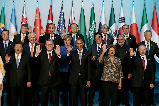 (Front row L-R) Chinese President Xi Jinping, Turkish President Recep Tayyip Erdogan, US President Barack Obama, Brazilian President Dilma Rousseff, Russian President Vladimir Putin, (2nd Row L-R) Australian Prime Minister Malcolm Turnbull, German Chancellor Angela Merkel, Japanese Prime Minister Shinzo Abe, Indian Prime Minister Narendra Modi, Singapore's Prime Minister Lee Hsien Loong, (3rd row L-R) Guy Ryder, Director General of International Labour Organisation (ILO), UN Secretary-General Ban Ki-moon, World Bank President Jim Yong Kim, Angel Gurria (L), Secretary-General of Organization for Economic Co-operation and Development (OECD), Bank of England Governor and Financial Stability Board (FSB) Chairman Mark Carney pose for a family photo during the G20 Turkey Leaders Summit on November 15, 2015 in Antalya, Turkey. AFP PHOTO / POOL / BERK OZKAN ORG XMIT: 396