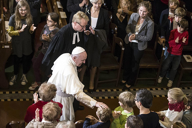 O papa Francisco cumprimenta fiis durante a sua visita a uma igreja luterana de Roma, neste domingo 