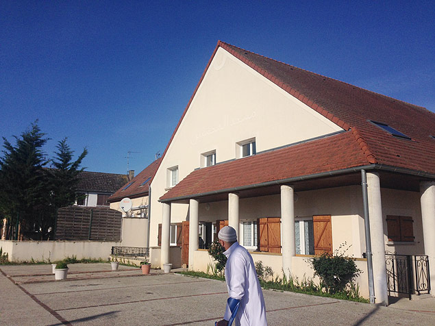 Lideranças da mesquita de Chartres, frequentada por Mostefai, buscam se desvincular do terrorista