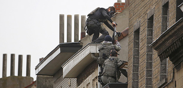 Belgian special forces police climb high on an apartment block during a raid, in search of suspected muslim fundamentalists linked to the deadly attacks in Paris, in the Brussels suburb of Molenbeek, November 16. 2015. REUTERS/Yves Herman IMAGES OF THE DAY ORG XMIT: MAL296
