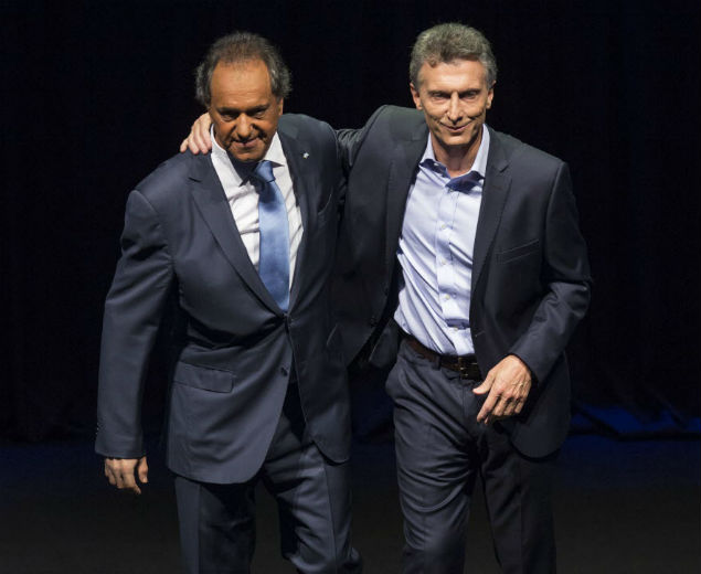 Daniel Scioli (esq.) e Mauricio Macri durante o debate presidencial deste domingo