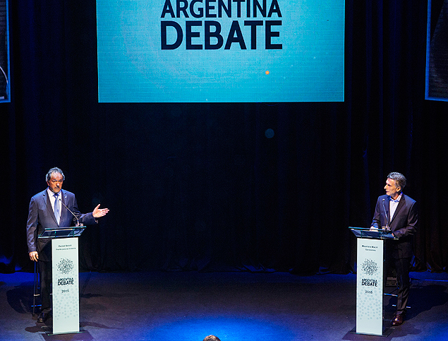 O governista Daniel Scioli (esq.) e o opositor Mauricio Macri durante o debate de domingo (15)  noite 