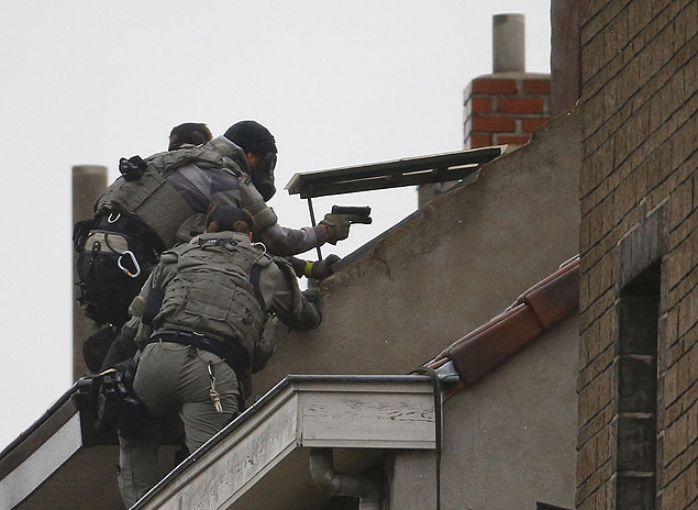 Policiais belgas fazem buscas em prdios de Molenbeek, trs dias depois dos atentados em Paris 